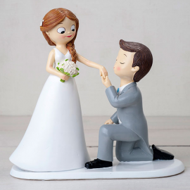CAKE TOPPER SPOSI BACIAMANO IN GINOCCHIO 22cm